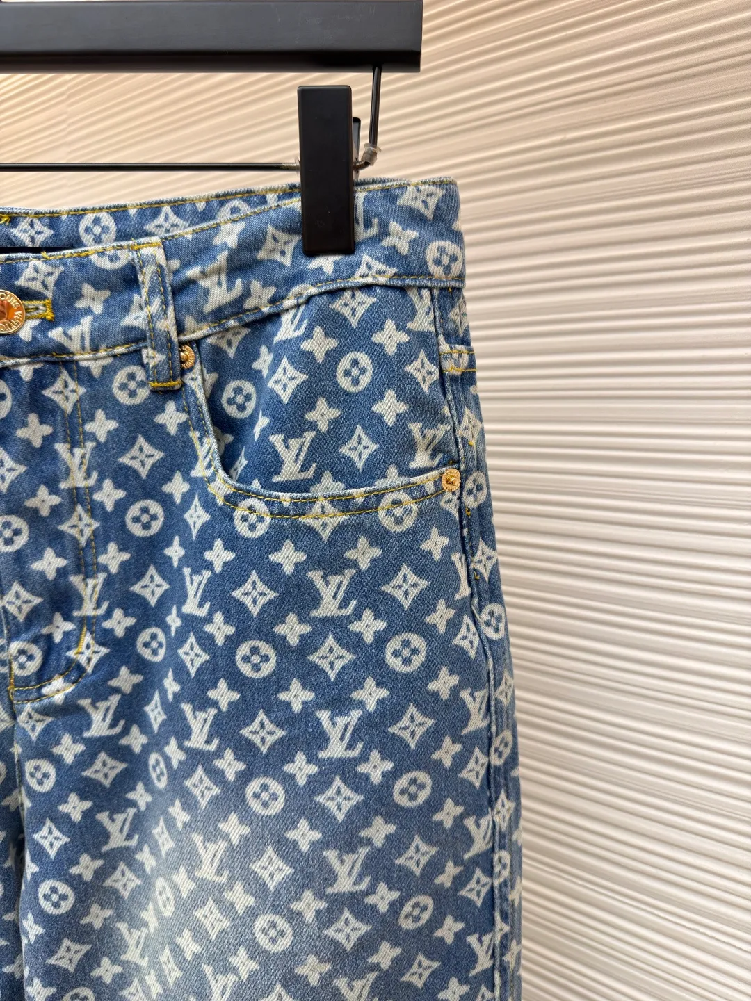 LOUIS VUITTON full-print flare jeans ●Original version: Purchased and developed for 19100 ●Item number: 1681925-B45 ●Fabric: denim fabric ●Technology: washed production ●Version: fitted version ●Weight: about 625 grams ●Size: 28-30-32-34-36 ●Description: Customized blue shadow encrypted cotton classic pattern denim, as moist as cotton, comfortable and skin-friendly, indigo elegance With a retro charm and modern fashion sense, the iconic Monogram pattern is laid out on it. Every part tells the glorious history and fashion heritage of Louis Vuitton, and its leisurely flared silhouette is the soul of these pants. It exudes a sense of high-end from the inside out. It is a stunning piece in the fashion feast. The overall wiring is straight and delicate, the fabric is comfortable and soft, and the color is consistent without color difference. It can be matched with the same style to create a fashionable look and control various occasions. Customized accessories, complete with three standards, same style for men and women!